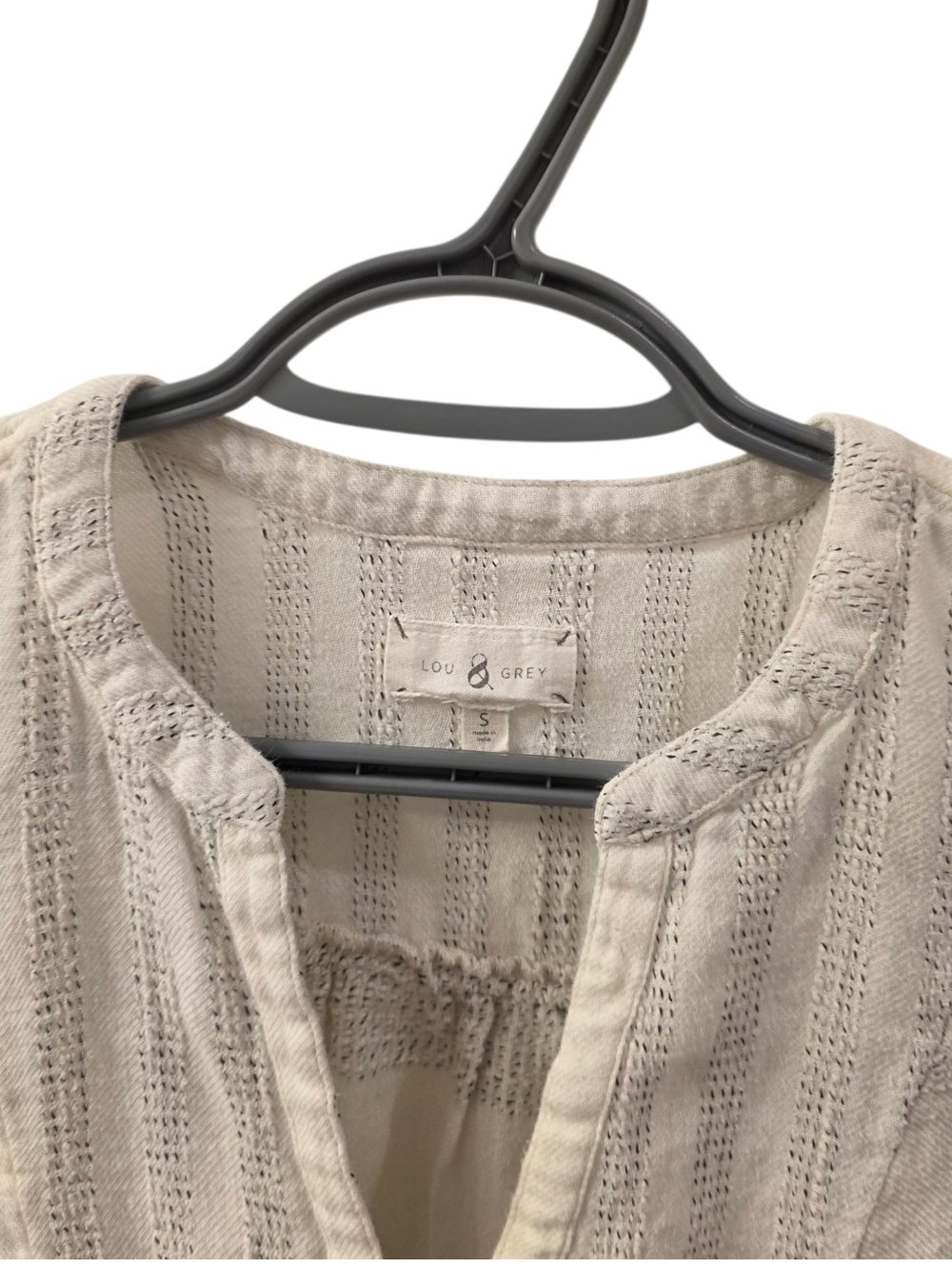 Lou & Grey Cream Textured Split Neck Blouse Size S - Picture 3 of 4